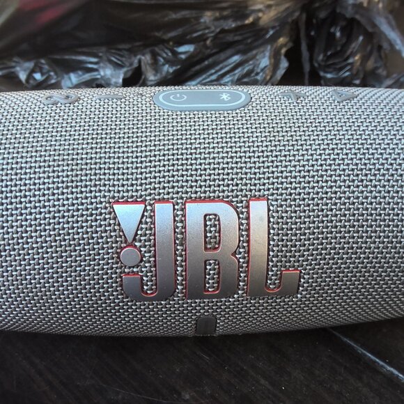 🔊 JBL Charge 5 Bluetooth Speaker – Light GreyExcellent Condition